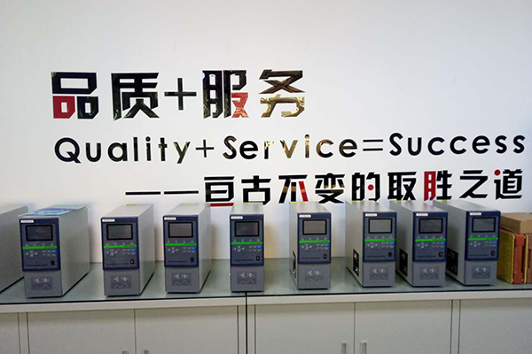 鋰電池自動貼面墊機大大提高了企業(yè)的效益與品質(zhì)